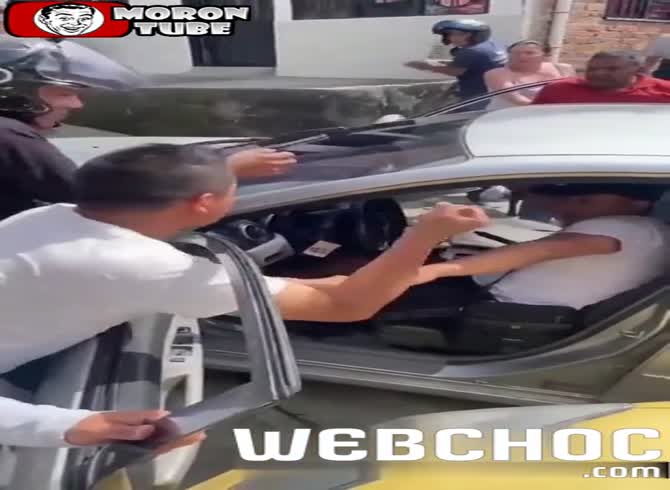 Video :Anger-filled drivers chased and stopped a dangerous driver